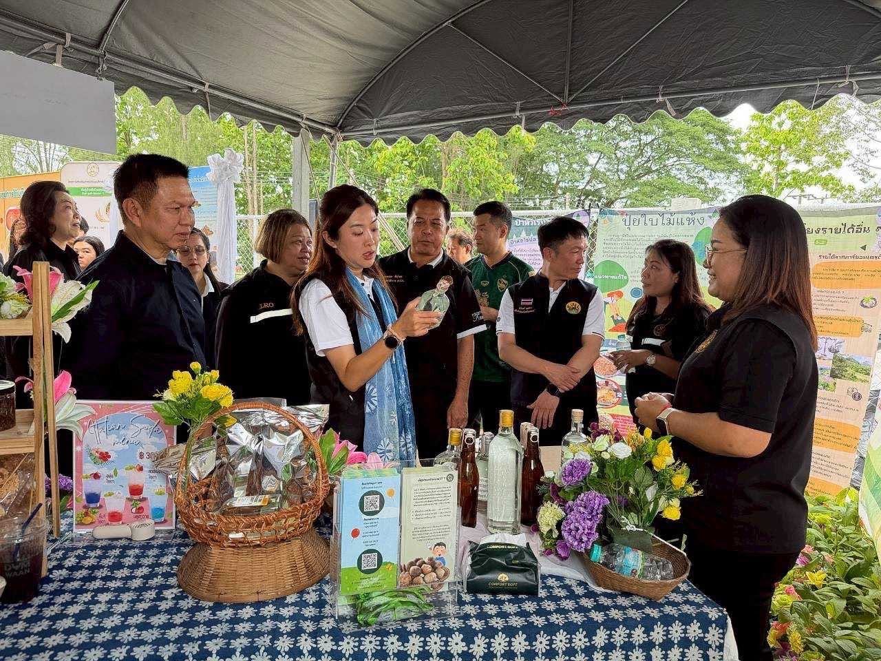 title - รองเลขาธิการ ส.ป.ก. ร่วมติดตามรัฐมนตรีช่วยว่าการกระทรวงเกษตรและสหกรณ์ (นางสาวปิยะรัฐชย์ ติยะไพรัช) ลงพื้นที่ตรวจราชการใน จังหวัดแพร่